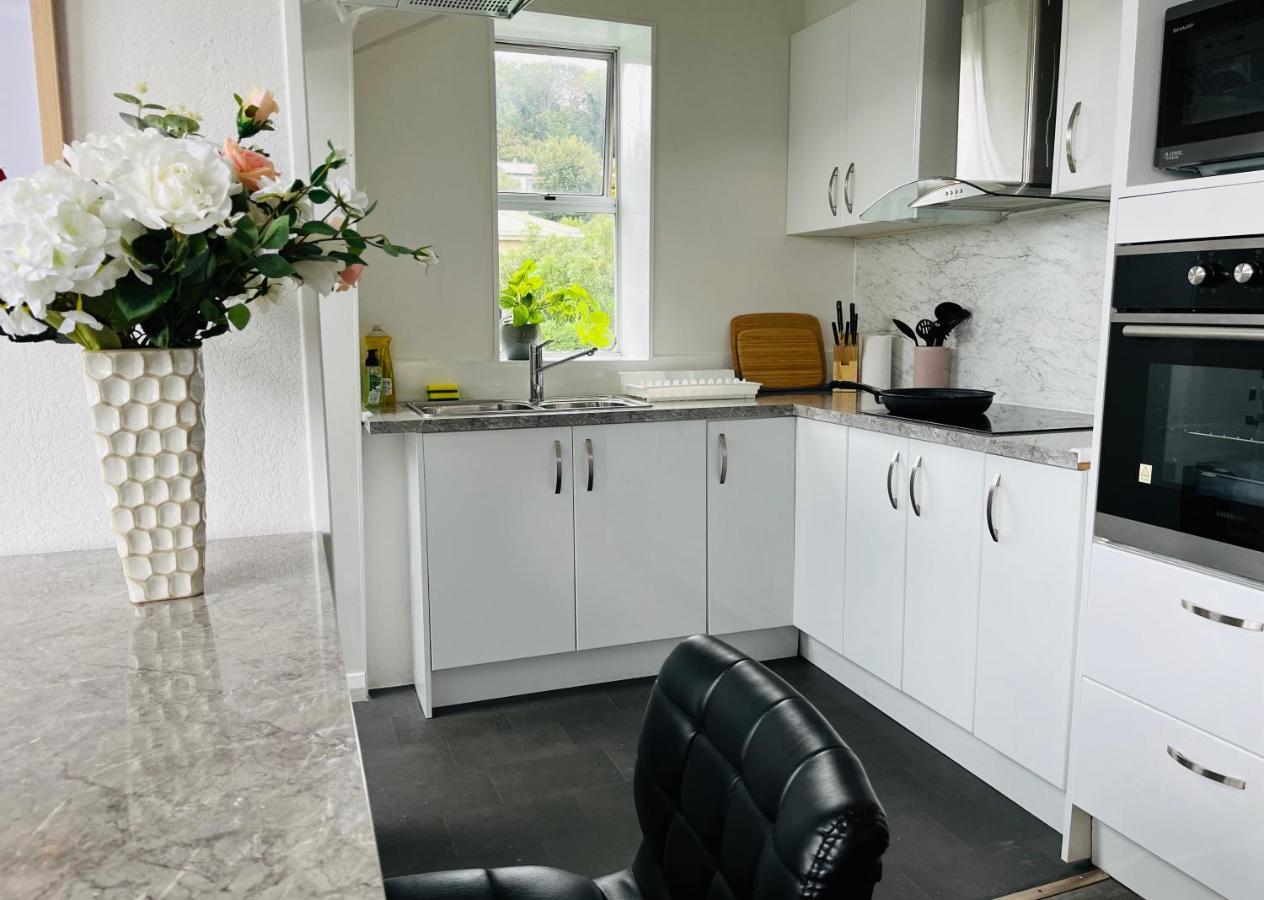 Modern Upstairs Apartment In Dunedin Central Eksteriør billede
